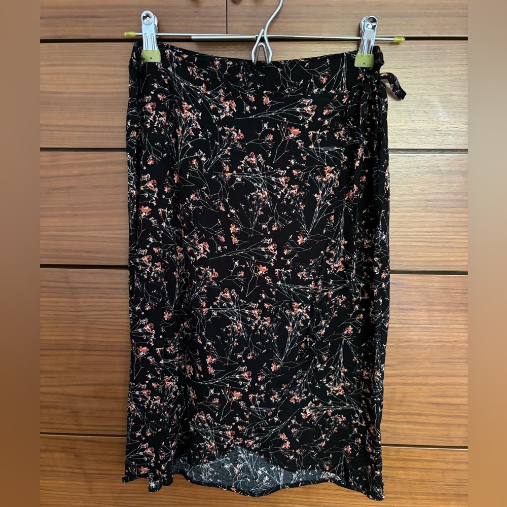 LIRA Wrap Around Skirt. Tie closure and button at left hip. Size S.